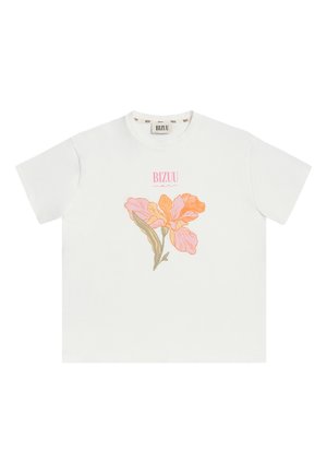 Witte katoenen t-shirt met een grote, kleurrijke bloemenprint in roze en oranje, met de tekst "BIZUU" boven het ontwerp. Korte mouwen.