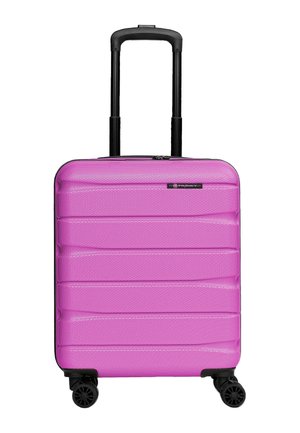 Valise rigide rose avec quatre roues noires pivotantes et une poignée télescopique noire étendue.