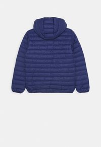 Giubbotto imbottito blu navy con cappuccio, caratterizzato da un design trapuntato e polsini elastici. Texture liscia con cuciture orizzontali.