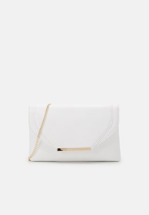 Pochette enveloppe blanche avec un accent métallique horizontal doré et une bandoulière chaîne dorée sur un fond clair uni.