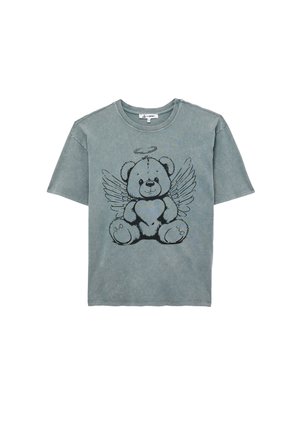Grafische t-shirt in vervaagd groenblauw. Bevat een zwartomlijnd illustratie van een teddybeer met vleugels en een halo, gecentreerd op de borst.