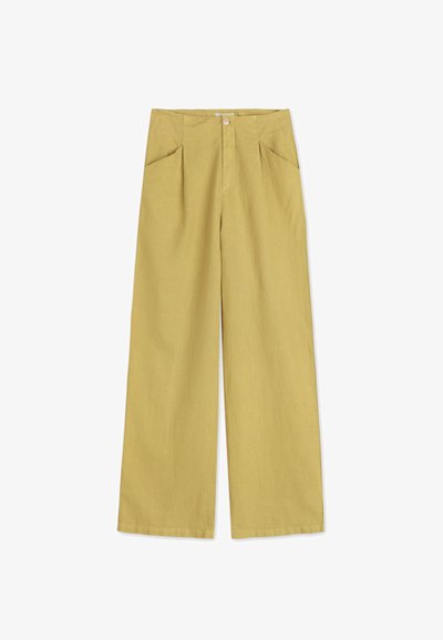 Un pantalon large jaune clair avec une fermeture à bouton, deux poches avant et un tissu doux et texturé avec une silhouette décontractée.