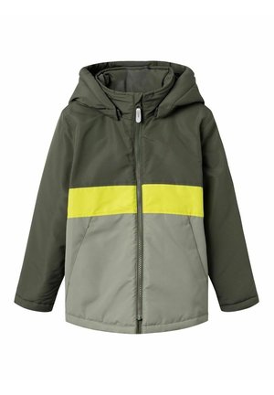 Veste à capuche pour enfant avec le haut vert foncé, le bas gris clair et une bande horizontale jaune sur la poitrine, fermeture éclair à l'avant.