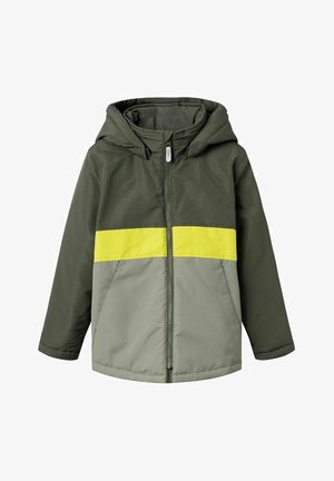 Veste à capuche pour enfant avec le haut vert foncé, le bas gris clair et une bande horizontale jaune sur la poitrine, fermeture éclair à l'avant.