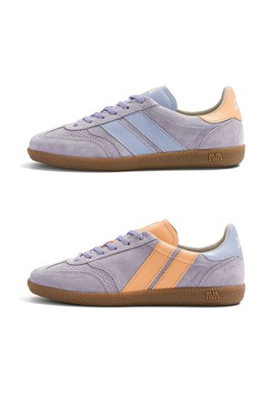 Deux baskets en daim lavande avec semelles en gomme, l'une avec des rayures bleu clair et un talon, l'autre avec des rayures orange et un talon, toutes deux avec des lacets.