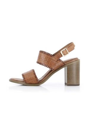 Sandal de tacón alto de cuero trenzado en tono marrón, con dos correas anchas, hebilla ajustable en el tobillo y un tacón en bloque texturizado.