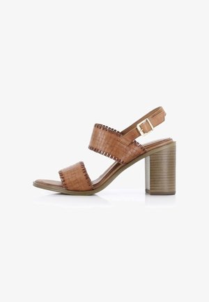 Sandal de tacón alto de cuero trenzado en tono marrón, con dos correas anchas, hebilla ajustable en el tobillo y un tacón en bloque texturizado.