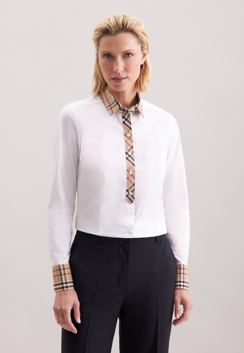 Weißes Langarmhemd mit einem karierten Kragen und Manschetten in Beige, Braun und Schwarz. Verfügt über eine Knopfleiste vorne. Taillierte Passform.