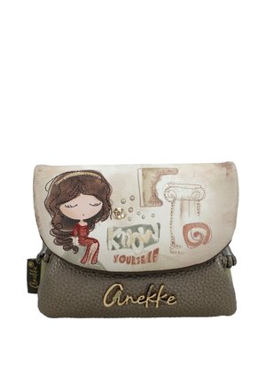 Piccola borsa marrone e beige con texture, raffigurante una ragazza dei cartoni animati, disegni astratti, testo "Conosci te stesso" e logo dorato "Anekke" sulla parte anteriore.