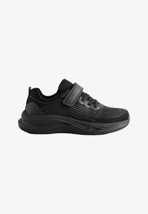 Czarny sportowy sneaker z teksturowaną tkaniną, grubą podeszwą, sznurowadłami i pojedynczym paskiem na rzep na górze dla pewnego dopasowania.