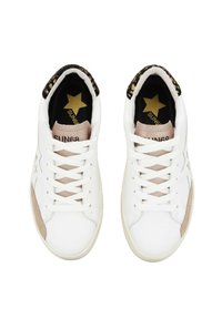 Witte sneakers met beige accenten, een gestructureerde zwarte en gouden binnenvoering, platte witte veters en een sterlogo op de tong.