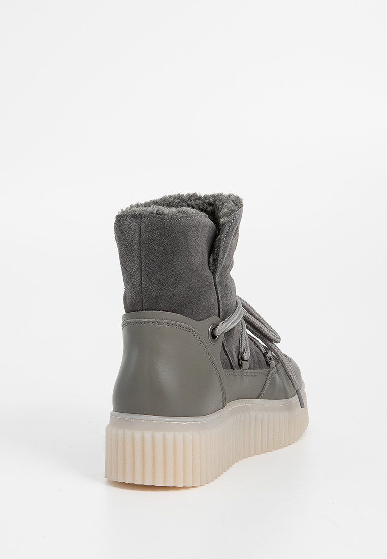 Szare botki sięgające kostki wykonane z zamszu i gumy, z miękką podszewką, okrągłym noskiem oraz teksturowaną podeszwą. Posiadają sznurówki i wyściełany kołnierz.