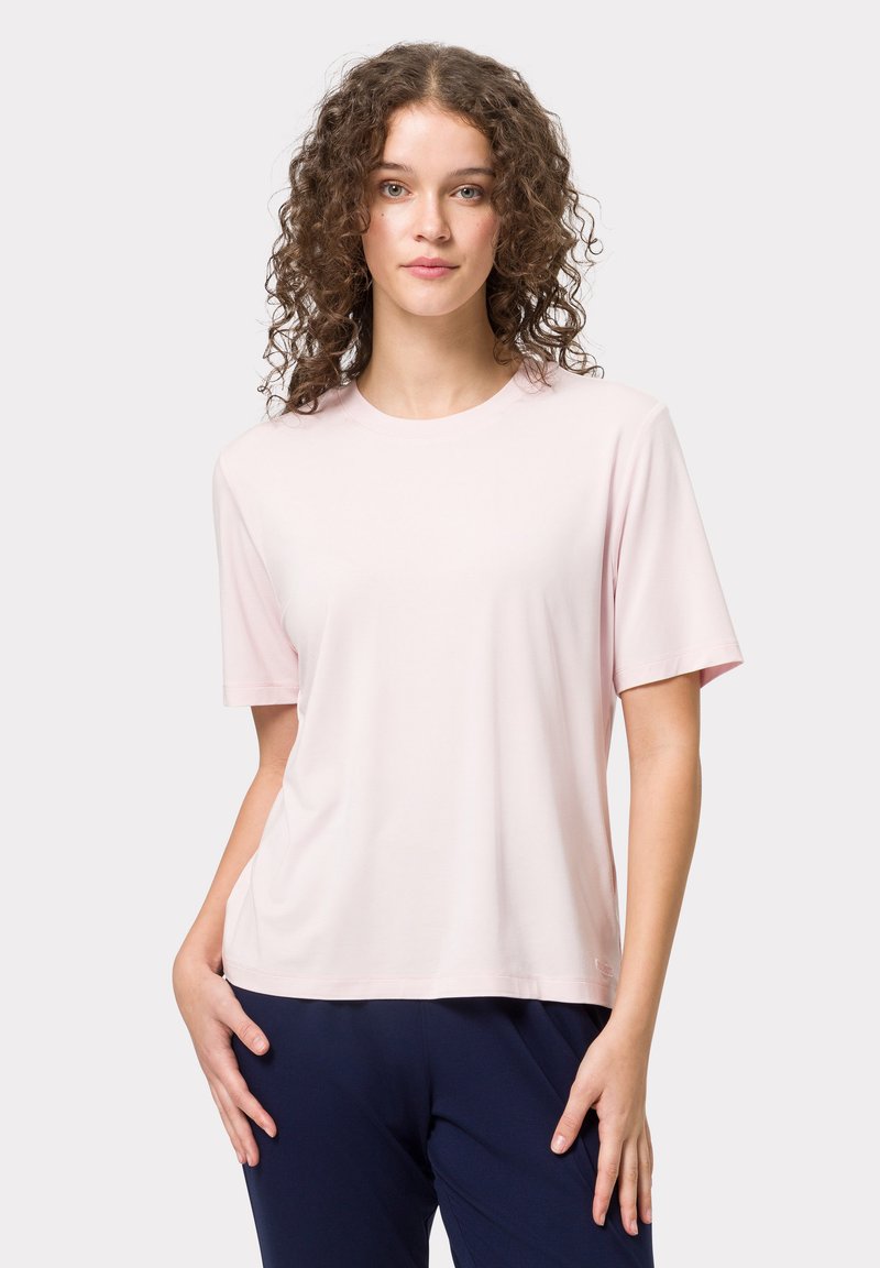 Camiseta de manga corta en rosa claro con cuello redondo, hecha de una tela suave, con un corte holgado y una textura suave.