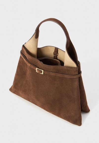 Sac à main en daim marron au design structuré, avec un intérieur clair, des poignées courtes et une forme rectangulaire. Accent en matériel doré.