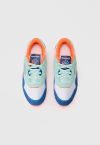 Pareja de zapatillas Reebok Classic en blanco, azul, verde menta y naranja vistas desde arriba sobre un fondo blanco.