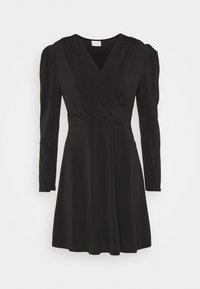 Černé zavinovací šaty s dlouhými rukávy, s hlubokým výstřihem do V, nařasenými rameny a rozšířenou sukni, vyrobené z měkké, elastické tkaniny.
