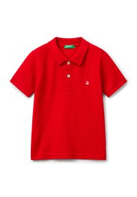 Polo shirt rosso a maniche corte con due bottoni bianchi, colletto e piccolo logo ricamato bianco sul lato sinistro del petto.