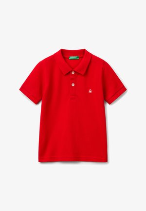 Polo rouge à manches courtes avec deux boutons blancs, col et petit logo brodé blanc sur la poitrine gauche.