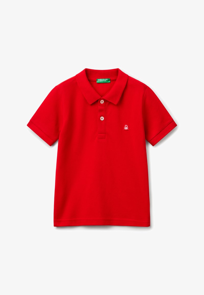 Polo rouge à manches courtes avec deux boutons blancs, col et petit logo brodé blanc sur la poitrine gauche.