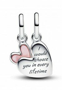 Dva srebrna charms v obliki srca, eden z roza poudarkom, z vgravirano sporočilo "Izbral bi te v vsakem življenju." Gladka tekstura, poliran finiš.