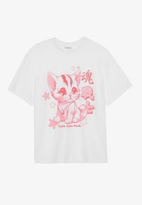 Balta kokvilnas T-kreklā ar rozā ilustrāciju, kurā attēlots kaķis un zvaigznes, zem dizaina ir uzraksts "Cute Cats Club".