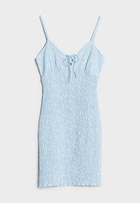 Abito blu chiaro con spalline regolabili, corpetto smock e un dettaglio con lacci al collo, caratterizzato da un motivo floreale su tutta la superficie.