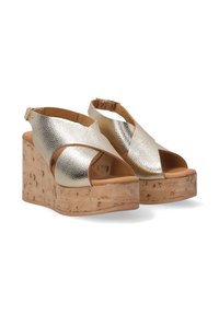 Gouden textuur wedge sandalen met een kurken platform, open teen en kruislings straps. Verstelbare gesp bij de enkel voor een persoonlijke pasvorm.