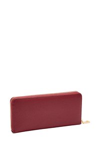 Długi prostokątny portfel wykonany z teksturowanej bordowej skóry z zamkiem błyskawicznym i elementami ozdobnymi w kolorze złotym. Gładkie wykończenie, bez widocznych wzorów ani ozdób.
