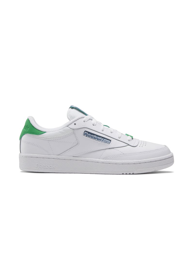 Weißer Ledersneaker mit kontrastierendem grünen Fersenbesatz, durchlöchtem Zehenbereich, flachen Schnürsenkeln und einer strukturierten Gummisohle mit Logodetails.
