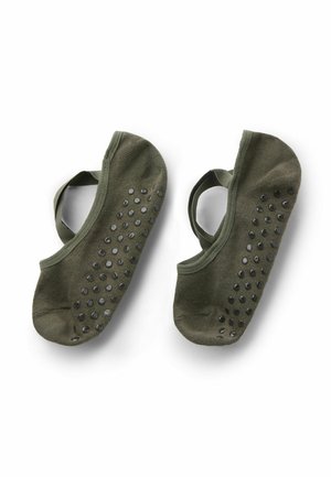 Pár olivově zelených baletních ponožek s protiskluzovými černými puntíky a elastickými pásky, položených na bílem pozadí.