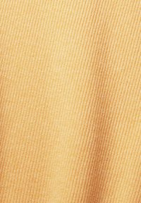 Textilstoff in einem warmen Gelbton, mit feiner gerippter Textur und glatter Oberfläche, die weiche Falten und Drapierungen zeigt.