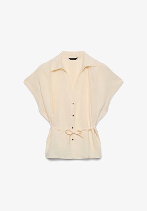 Hellbeige Kurzarmbluse mit Kragen, durchgehender Knopfleiste vorne und Taillengürtel, flach auf weißem Hintergrund gelegt.
