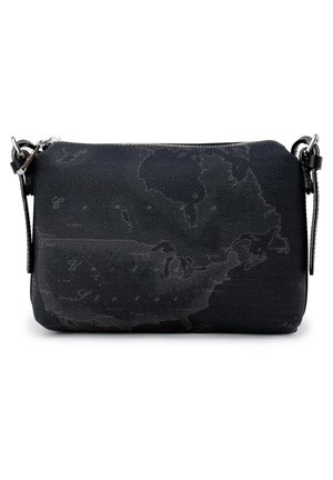 Pochette texturée noire avec un design carte, fermeture zippée et bandoulière amovible. Forme rectangulaire compacte, accents lisses.