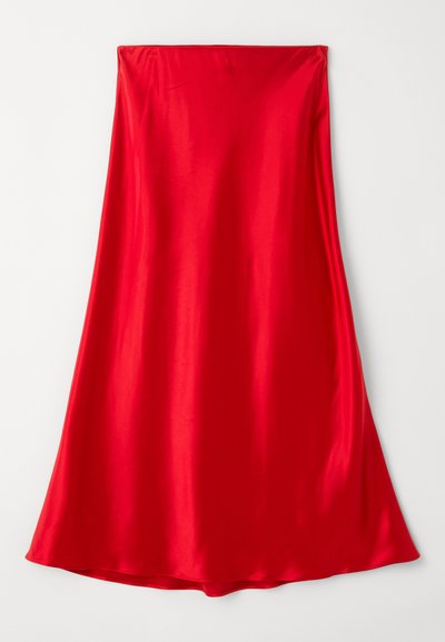 Falda de satén roja con una textura suave, de longitud completa y un diseño fluido que se va estrechando en el dobladillo. Color sólido y simple, sin adornos.