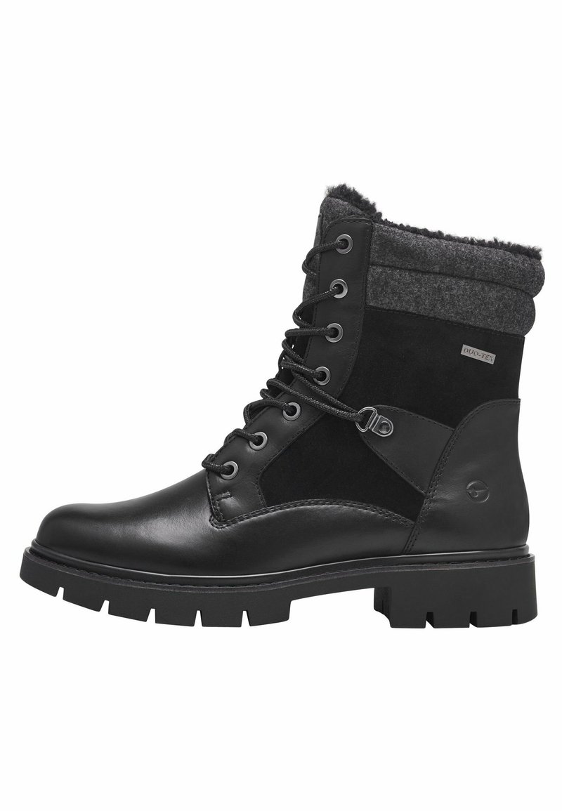 Botín negro de cuero con cordones, suela de goma gruesa, cuello de fieltro y branding DUO-TEX, que presenta una combinación de superficies lisas y texturizadas.