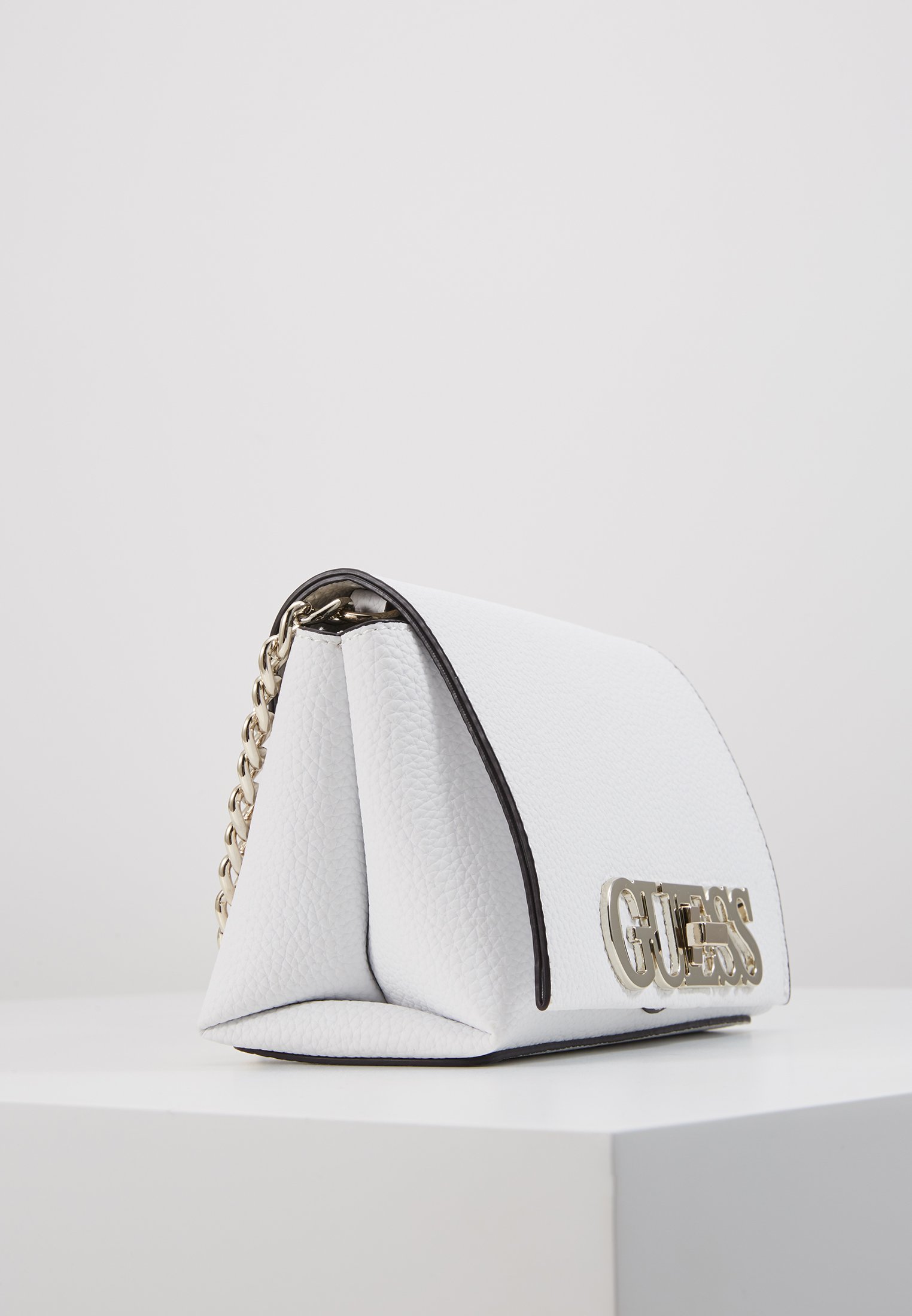 Guess UPTOWN CHIC MINI XBODY FLAP Skulderveske white Guess UPTOWN CHIC MINI XBODY FLAP Skulderveske white