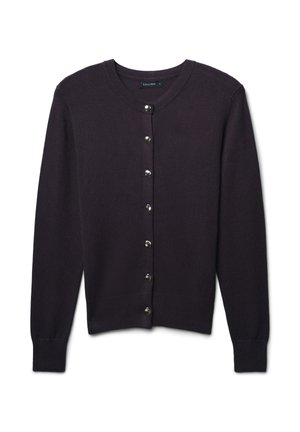 Cardigan tricoté violet foncé avec un col rond, des manches longues et une fermeture à boutons sur le devant mettant en avant des boutons ronds en métal argenté.