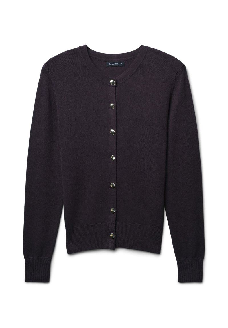 Cardigan tricoté violet foncé avec un col rond, des manches longues et une fermeture à boutons sur le devant mettant en avant des boutons ronds en métal argenté.