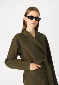 VILA VIJUICE BELT JACKET - Klasický kabát - four leaf clover