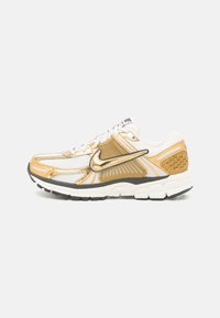 Nike Sportswear - ZOOM VOMERO 5 - Sneakers basse - photon dust/metallic gold/gridiron/sail Immagine in miniatura 1