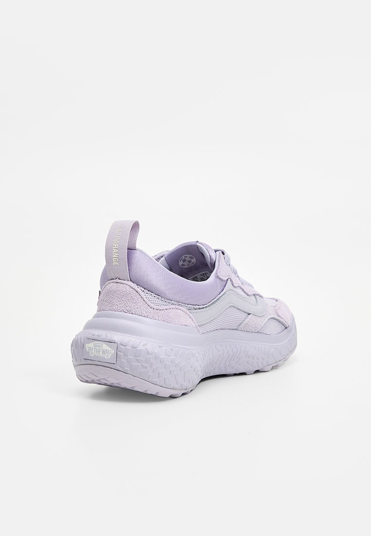Lila Sneaker mit strukturiertem Obermaterial, grauen Akzenten, gepolsterter Ferse und dicker, gemusterter Sohle. Mit Logo am Fersenteil.