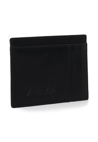 Černý kožený držák na karty s vyraženým logem, čtyřmi přihrádkami na karty a elegantním minimalistickým designem s viditelnými šicími detaily.