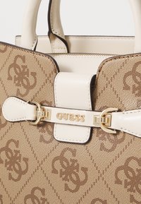 Guess NOLANA GIRLFRIEND SATCHEL - Sac à main - beige