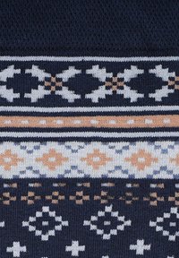 Dzianina o ciemnogranatowej bazie, z geometrycznym wzorem w odcieniach szarości, bieli i pomarańczy. Wzór obejmuje motywy kwiatowe i romby.