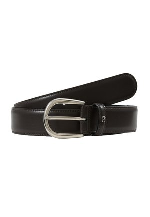 Cintura in pelle marrone con una superficie liscia e una fibbia in metallo argentato. Presenta cuciture ordinate lungo i bordi e un solo anello vicino alla fibbia.