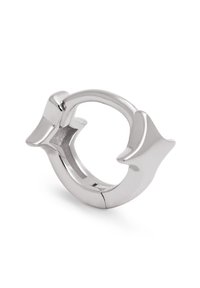 Pendiente de aro de plata con un diseño sin costuras, que presenta acentos curvados y un acabado pulido. Forma compacta y circular con una textura suave.