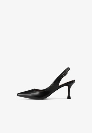 Décolleté slingback in pelle nera con punta affilata, tacco sottile, fibbia regolabile, texture liscia e design minimalista.
