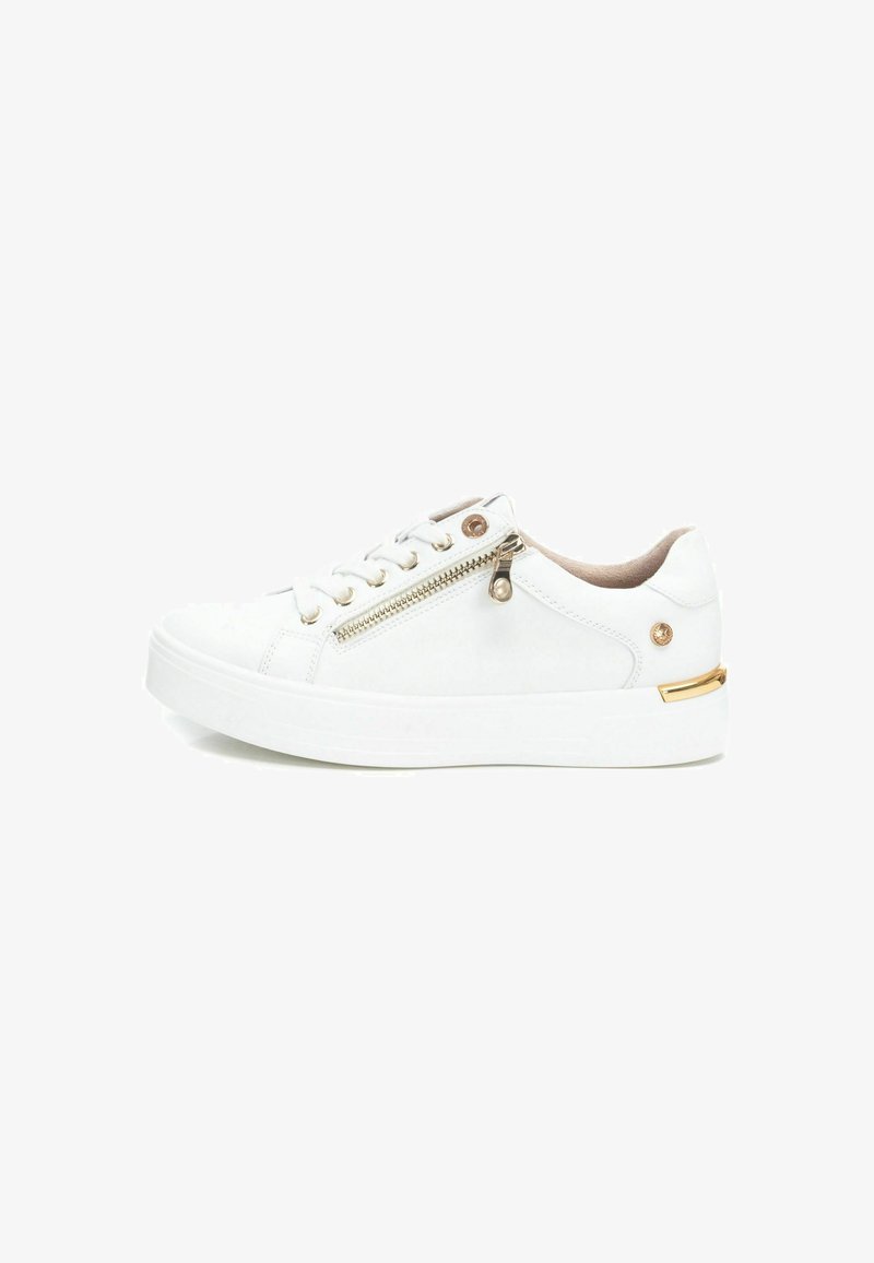 Zapatilla blanca con una textura suave, que presenta una cremallera lateral, detalles en dorado y una suela de goma blanca. Diseño bajo y casual.