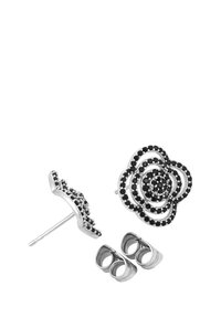 Čierne a strieborné náušnice vo forme kvetov s obručkami a zapustenými čiernymi kamienkami. Súčasťou je aj zodpovedajúca dvojica strieborných zarážiek.
