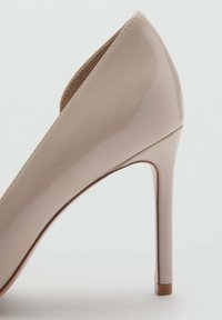 Mango ASYMMETRISCHE MET EFFECT - Escarpins à talons hauts - grey